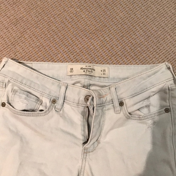 Lightly Distressed Light Wash Abercrombie Jeans - Picture 3 of 4